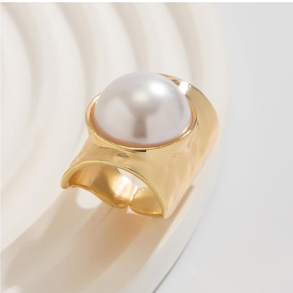 Sculptural Baroque Pearl Signet Ring - Picture 5 of 6